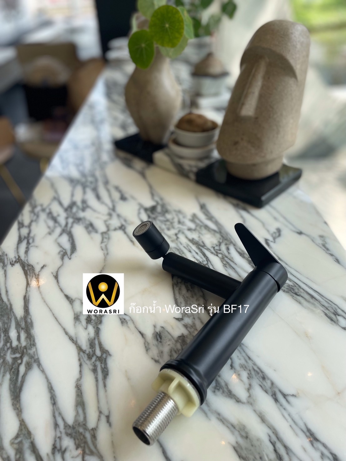 ก๊อกอ่างล้างหน้าผสมน้ำร้อนเย็นติดผนังหมุนได้360องศาสีทอง Golden Hot and Cold Basin Wall Mount Faucet with 360 Rotation